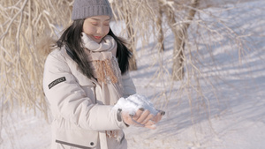 4K雪地雾凇美女玩雪泼洒雪花10秒视频