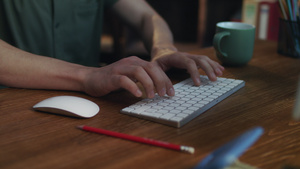 男性手在计算机工作时现代键盘上打字15秒视频