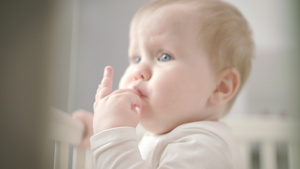 婴儿咬她的手指童在嘴里16秒视频