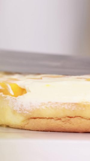 将奶油均匀涂抹在蛋糕夹层上面点制作8秒视频