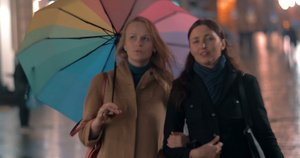 女性朋友在雨夜城市散步11秒视频