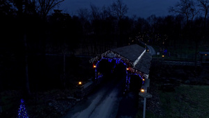 环绕的桥和路边显示圣诞节的风景34秒视频