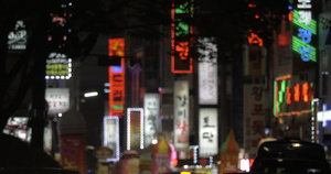 在韩国南部夜城的广告横幅和汽车12秒视频