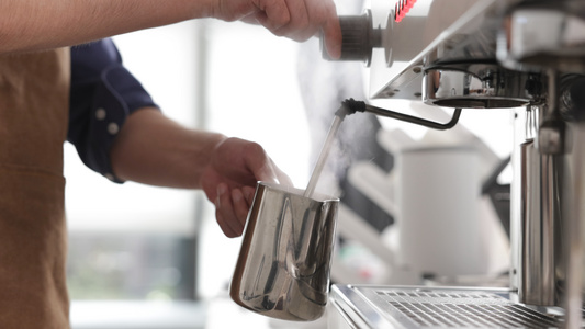 咖啡师使用蒸汽给器皿消毒[盛器]视频