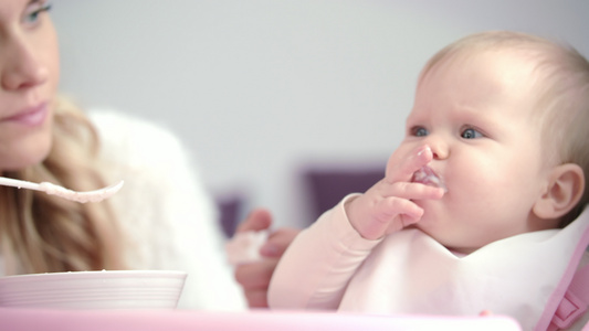 妈喂养婴儿不满意的孩子吃纯净食物第一次喂养婴儿视频