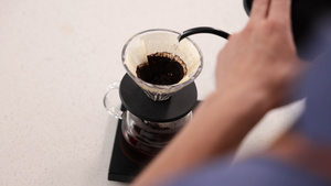 向咖啡粉里倒水冲咖啡特写18秒视频