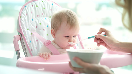 婴儿不吃纯净母亲喂养女儿婴吃晚饭视频