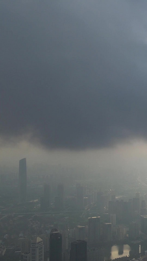 航拍城市风光暴雨前黑云压城乌云密布的阴天天空素材城市素材48秒视频