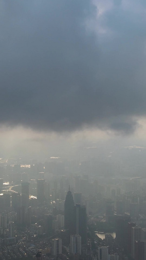 航拍城市风光暴雨前黑云压城乌云密布的阴天天空素材暴风雨48秒视频