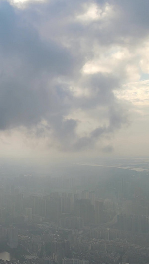 航拍城市风光暴雨前黑云压城乌云密布的阴天天空素材暴风雨48秒视频