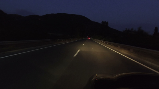 深夜在农村公路上驾驶车前灯开着第一视角视频
