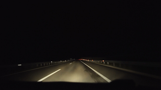 晚上在空高速公路上驾驶第一视角车边上有白灯和红灯视频
