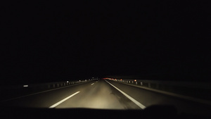 晚上在空高速公路上驾驶第一视角车边上有白灯和红灯21秒视频
