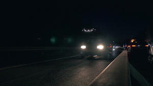 夜间多车道高速公路交通12秒视频