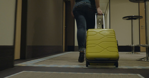 女性拉行李箱在旅馆里找房间32秒视频