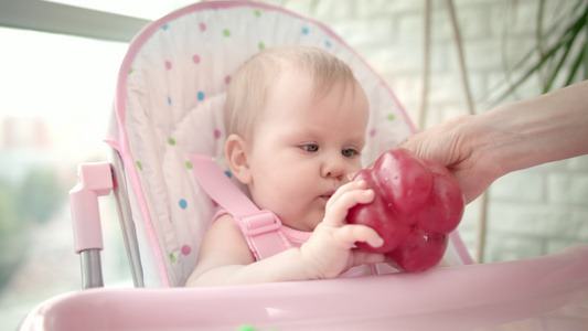 婴儿在椅子上咬着红胡椒婴儿蔬菜饮食童健康营养视频