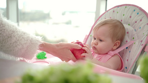 儿童吃苹果、婴健康食品概念、甜婴儿吃水果30秒视频