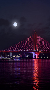 月亮和城市江水大桥视频