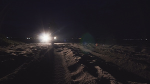在沙滩灯光照耀下夜以继日地从追赶者手中乘车逃跑11秒视频