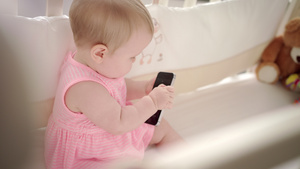 婴儿娱乐概念在床上用手机看动画的可爱婴儿15秒视频