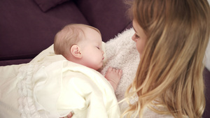 可爱的婴儿睡在母亲手上托德勒睡在母亲的怀抱中14秒视频