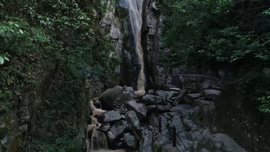 山林间瀑布航拍视频