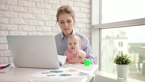 有孩子的妇女不集中工作商业母亲看文件24秒视频