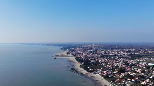 美丽的法国海岸在大西洋的空中田园诗般的拍摄法国概念视频