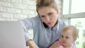 商业妇女有婴儿电话商业母亲工作19秒视频