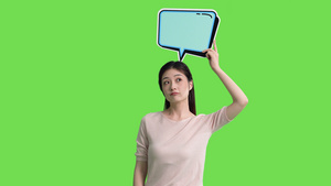 4k女生手拿KT板聊天框对话框动作绿幕抠像视频7秒视频