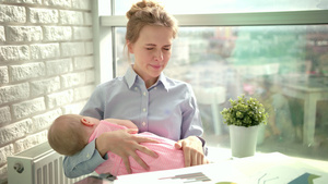 在工作场所睡觉的母亲和孩子在工作场所睡觉的母亲和孩子在工作场所16秒视频