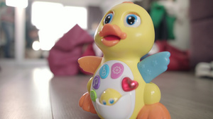 婴儿玩具鸭在地板上移动音乐玩具按钮和灯光在闪烁7秒视频