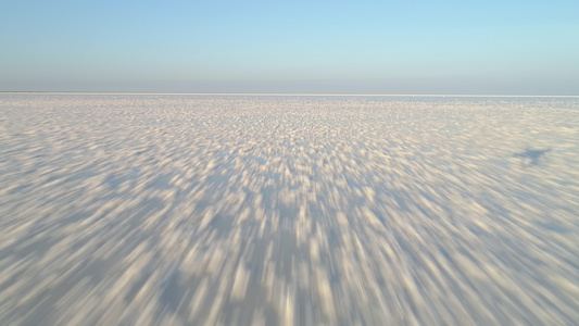 低角度无人驾驶飞机在白盐湖上飞过上面有盐的沉积视频
