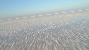 低角快速飞过白盐湖并有盐的沉积第一点视图模式空中观察10秒视频