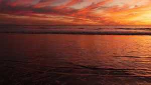 加州夏季海滩美学金色的夕阳生动的戏剧性云彩在太平洋15秒视频