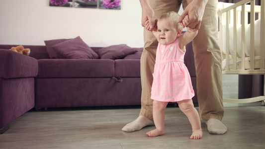 爸抱孩子教婴儿学习走路视频