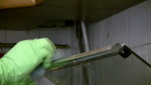 戴手套的妇女清洁煤气炉12秒视频