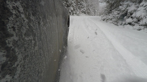 在雪地路上看到被卡住的汽车25秒视频
