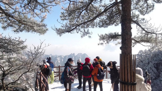 黄山冬季雾凇雪景大量游客登山赏雪视频