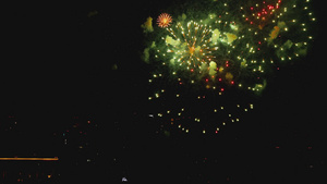 城市节日节火花的多彩色彩21秒视频