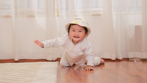 4K实拍婴儿在家里学习爬行视频素材26秒视频