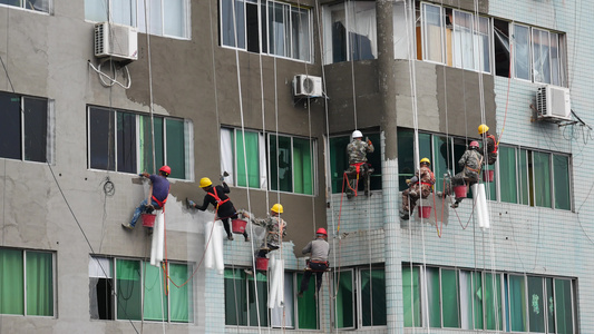 高空作业农民工装修建筑外墙4k视频