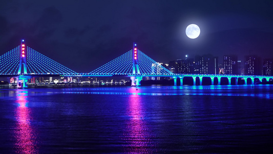 月亮和城市江水大桥视频