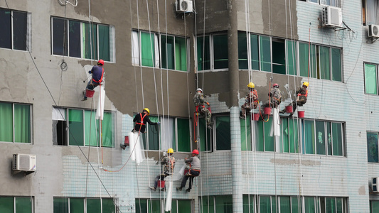 高空作业农民工装修建筑外墙4k视频