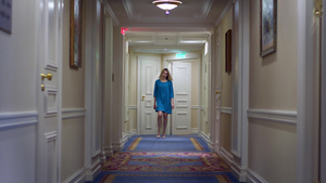 在豪华宅沿走廊行穿着蓝裙子的美女18秒视频