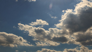 美丽的白云和太阳与蓝色的天空对抗时空落下滚动的云29秒视频