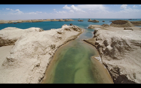 青海甘肃交接的水上雅丹地貌风光4K航拍视频视频