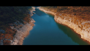 山谷中的小河优美的风景68秒视频