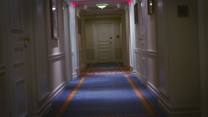 在豪华酒店或豪宅的长廊上行走的视角18秒视频