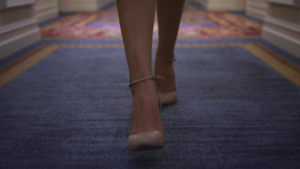 在长走廊的地毯板上行走的米面鞋有吸引力的妇女16秒视频